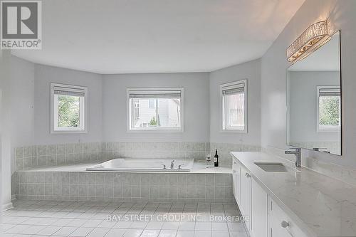 1661 Sherbrook Drive, Oshawa, ON - Indoor Photo Showing Bathroom