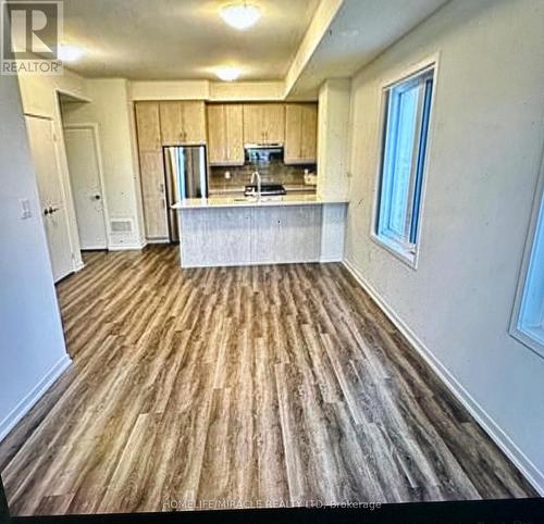 322 - 130 Honeycrisp Crescent, Vaughan, ON - Indoor Photo Showing Kitchen