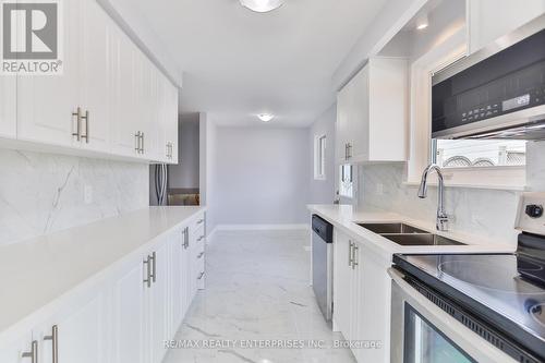 736 Consort Crescent, Mississauga, ON - Indoor Photo Showing Kitchen With Double Sink With Upgraded Kitchen