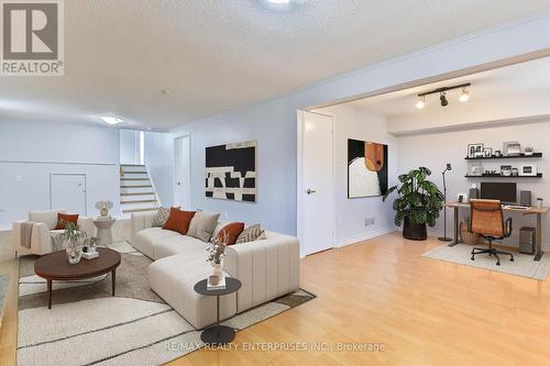 736 Consort Crescent, Mississauga, ON - Indoor Photo Showing Living Room