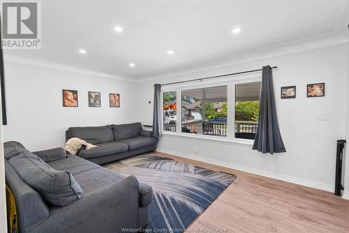 1229 Fairview Boulevard, Windsor, ON - Indoor Photo Showing Living Room