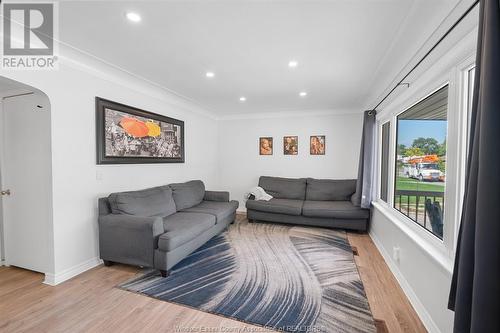 1229 Fairview Boulevard, Windsor, ON - Indoor Photo Showing Living Room