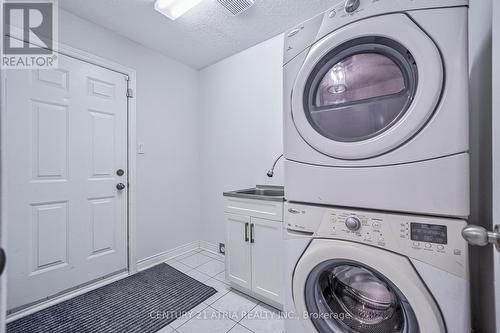 258 Stone Road, Aurora, ON - Indoor Photo Showing Laundry Room