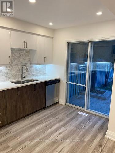 3459 Nighthawk Trail, Mississauga, ON - Indoor Photo Showing Kitchen With Double Sink