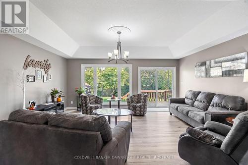 2162 Parkhill Drive, North Middlesex (Parkhill), ON - Indoor Photo Showing Living Room