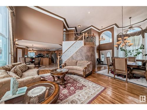 15907 91 St Nw, Edmonton, AB - Indoor Photo Showing Living Room