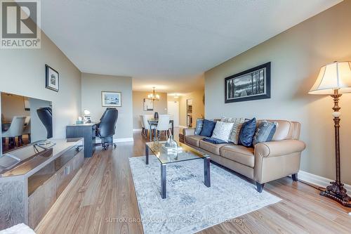 809 - 22 Shallmar Boulevard, Toronto, ON - Indoor Photo Showing Living Room