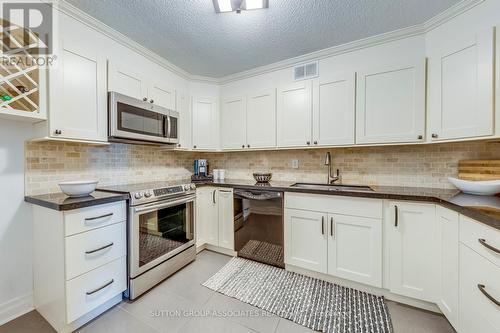 809 - 22 Shallmar Boulevard, Toronto, ON - Indoor Photo Showing Kitchen