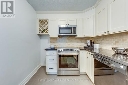 809 - 22 Shallmar Boulevard, Toronto, ON - Indoor Photo Showing Kitchen