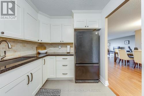 809 - 22 Shallmar Boulevard, Toronto, ON - Indoor Photo Showing Kitchen