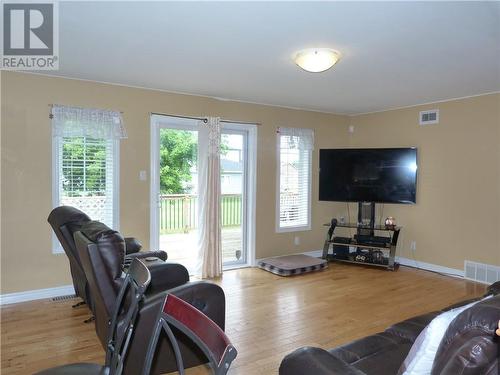 40 Lori Lane, North Dundas, ON - Indoor Photo Showing Living Room