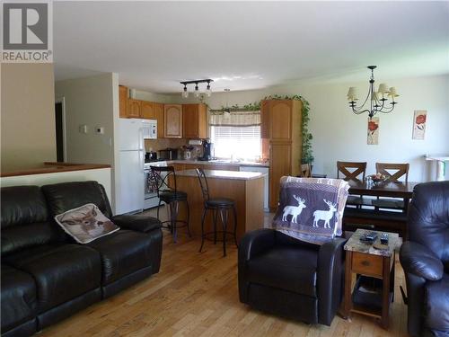 40 Lori Lane, North Dundas, ON - Indoor Photo Showing Living Room