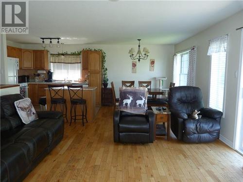 40 Lori Lane, North Dundas, ON - Indoor Photo Showing Living Room