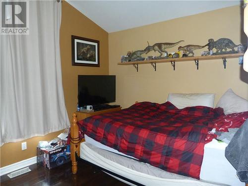 40 Lori Lane, North Dundas, ON - Indoor Photo Showing Bedroom