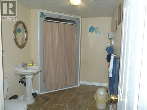 40 Lori Lane, North Dundas, ON - Indoor Photo Showing Bathroom