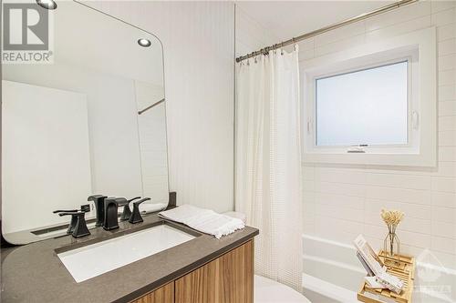 50 Elliot Avenue, Ottawa, ON - Indoor Photo Showing Bathroom