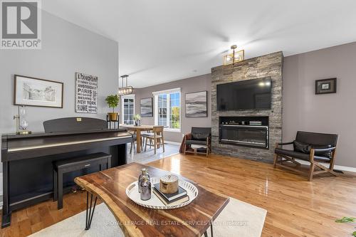 20 - 5555 Prince William Drive, Burlington, ON - Indoor Photo Showing Living Room