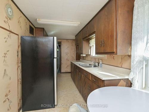 132 Patterson St N, New Tecumseth, ON - Indoor Photo Showing Kitchen With Double Sink