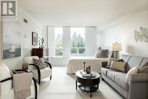 607 - 3800 Yonge Street, Toronto, ON - Indoor Photo Showing Living Room