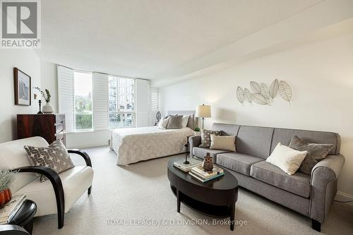 607 - 3800 Yonge Street, Toronto, ON - Indoor Photo Showing Living Room