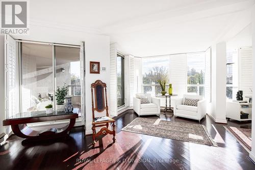 607 - 3800 Yonge Street, Toronto, ON - Indoor Photo Showing Living Room