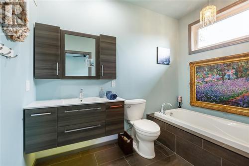 200 Brock Street North, Sarnia, ON - Indoor Photo Showing Bathroom