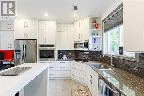 200 Brock Street North, Sarnia, ON - Indoor Photo Showing Kitchen With Double Sink With Upgraded Kitchen