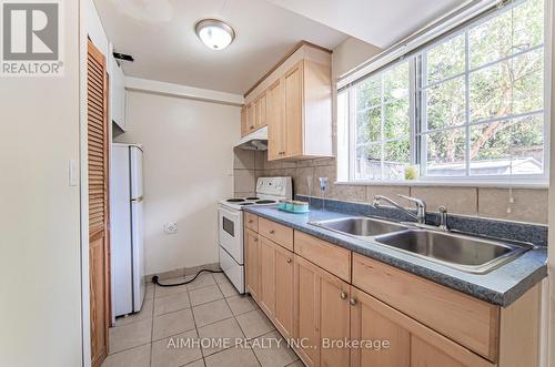 315 Flagstone Way, Newmarket, ON - Indoor Photo Showing Kitchen With Double Sink