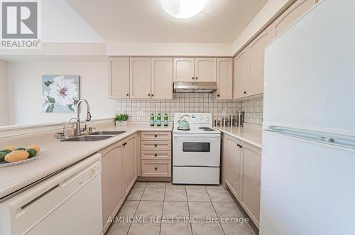 315 Flagstone Way, Newmarket, ON - Indoor Photo Showing Kitchen With Double Sink