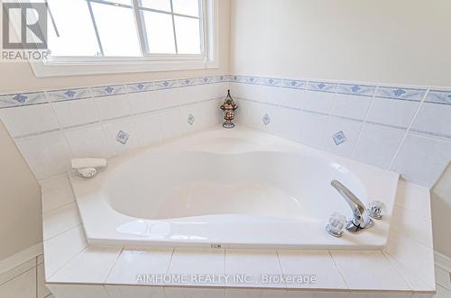 315 Flagstone Way, Newmarket, ON - Indoor Photo Showing Bathroom