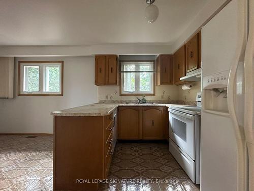 1611 Lewes Way, Mississauga, ON - Indoor Photo Showing Kitchen With Double Sink