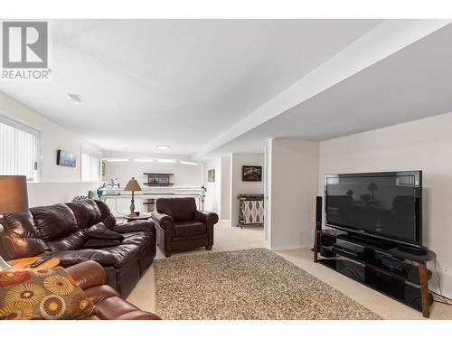 11290 Bond Road Unit# 4, Lake Country, BC - Indoor Photo Showing Living Room