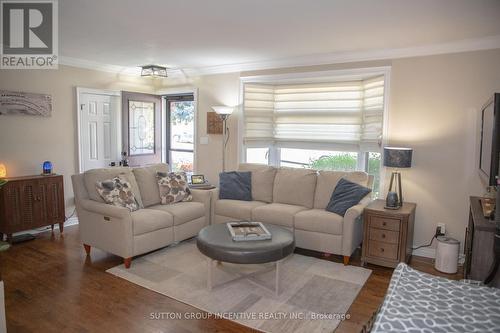 202 Queen Street, Newmarket, ON - Indoor Photo Showing Living Room