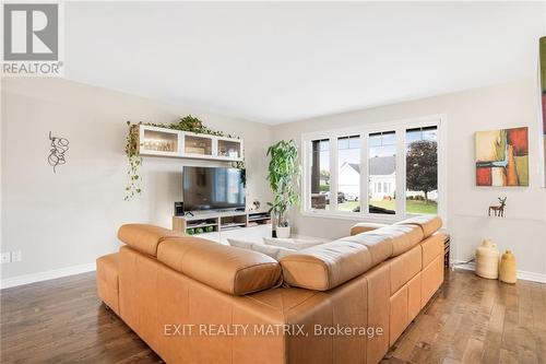 82 Richard Street, Alfred And Plantagenet, ON - Indoor Photo Showing Living Room