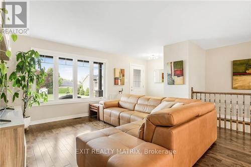 82 Richard Street, Alfred And Plantagenet, ON - Indoor Photo Showing Living Room