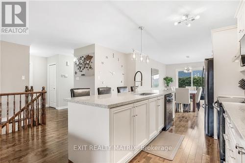 82 Richard Street, Alfred And Plantagenet, ON - Indoor Photo Showing Kitchen With Upgraded Kitchen