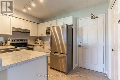 213 - 1480 Bishops Gate, Oakville, ON - Indoor Photo Showing Kitchen With Stainless Steel Kitchen With Double Sink