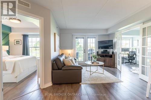 213 - 1480 Bishops Gate, Oakville, ON - Indoor Photo Showing Living Room