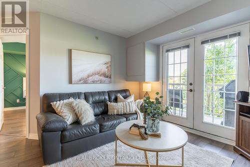 213 - 1480 Bishops Gate, Oakville, ON - Indoor Photo Showing Living Room