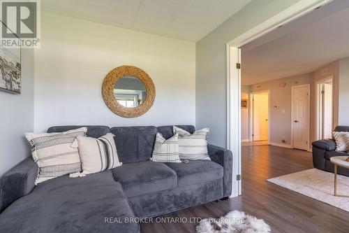 213 - 1480 Bishops Gate, Oakville, ON - Indoor Photo Showing Living Room