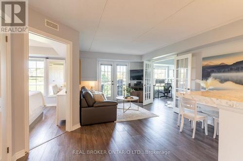 213 - 1480 Bishops Gate, Oakville, ON - Indoor Photo Showing Living Room