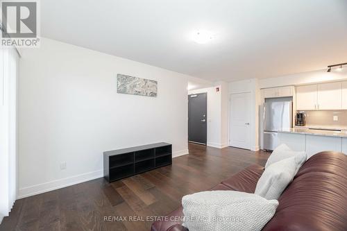 406 - 310 Broadway Avenue, Orangeville, ON - Indoor Photo Showing Living Room