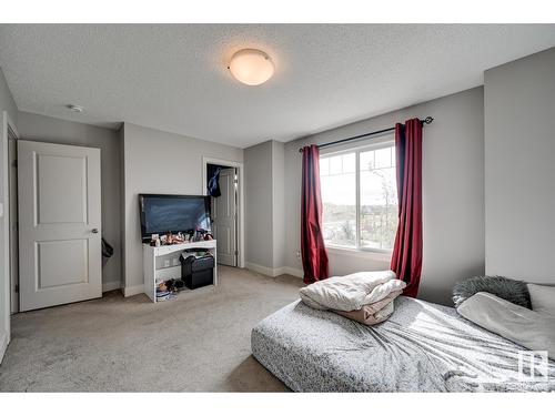 #6 2922 Maple Wy Nw, Edmonton, AB - Indoor Photo Showing Bedroom