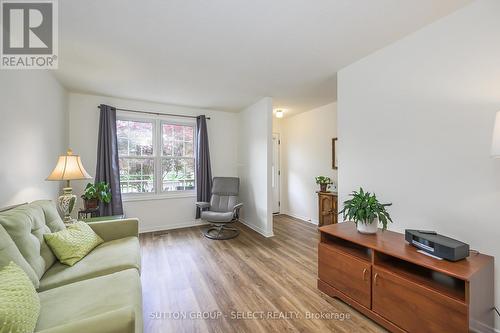 19 Banting Crescent, London, ON - Indoor Photo Showing Living Room