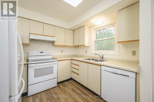 19 Banting Crescent, London, ON - Indoor Photo Showing Kitchen With Double Sink