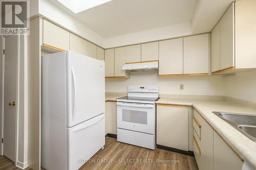 19 Banting Crescent, London, ON - Indoor Photo Showing Kitchen With Double Sink