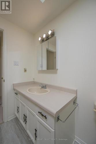 19 Banting Crescent, London, ON - Indoor Photo Showing Bathroom