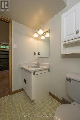 19 Banting Crescent, London, ON - Indoor Photo Showing Bathroom