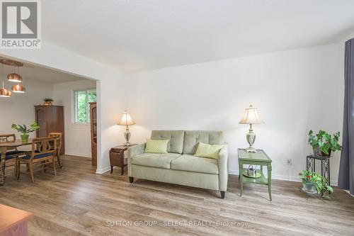 19 Banting Crescent, London, ON - Indoor Photo Showing Living Room