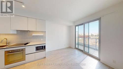 3305 - 950 Portage Parkway, Vaughan, ON - Indoor Photo Showing Kitchen